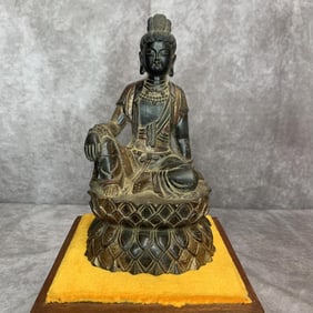 A FINELY CARVED BRONZE GUAN YIN STATUE