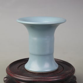 A FINE LIGHT GREEN GLAZE SMALL FLOWER VASE