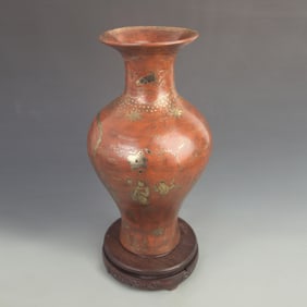 LACQUER AND GOLD-PAINTED WOOD VASE WITH FIGURE STORY PATTERN OF GUANYI