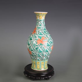 FAMILLE ROSE FISH-AND-ALGAE PATTERN PORCELAIN VASE