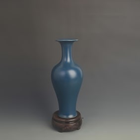 A FINE DARK BLUE GLAZE GUANYIN STYEL PORCELAIN VASE