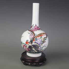 FAMILLE ROSE FLORAL PATTERN LONG NECKED PORCELAIN VASE