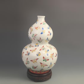 FAMILLE ROSE “TEN THOUSAND BLESSINGS?? BUTTERFLY PATTERN GOURD STYLE VASE