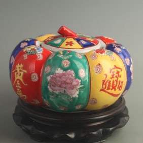 FAMILLE ROSE GLAZED PUMPKIN STYLE JAR WITH WEALTH-ATTRACTING PATTERN