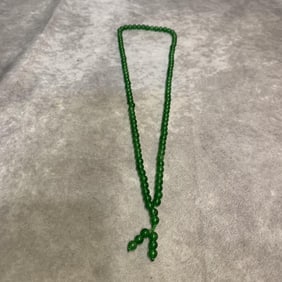 A FINE JADE NECKLACE