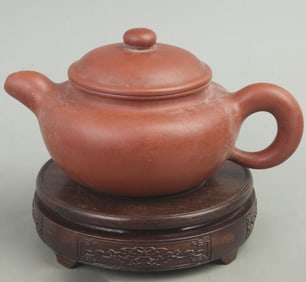 A FINELY MADE ZI SHA TEAPOT