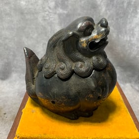 MING PRIVATE MARK GILT BRONZE LION-FORM INCENSE BURNER