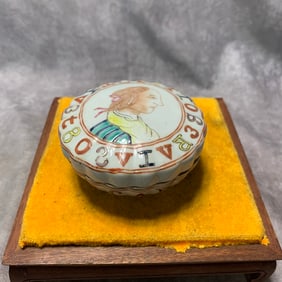 FAMILLE ROSE FIGURE PATTERN PORCELAIN POWDER BOX