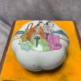 QING TONGZHI MARK FAMILLE ROSE FIGURE POWDER BOX