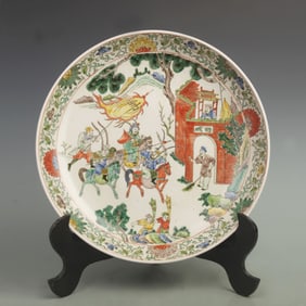 LARGE FAMILLE VERTE CHARACTER PATTERN PORCELAIN PLATE
