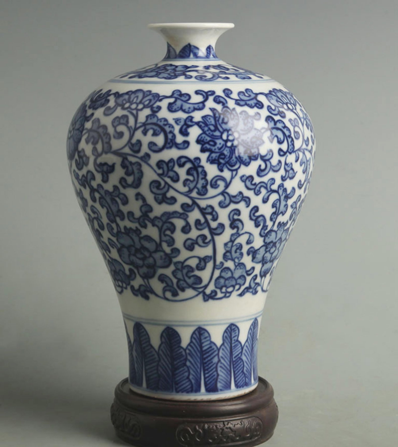 BLUE AND WHITE SCROLLING LOTUS PATTERN MEI PING STYLE PORCELAIN VASE: Qing Dynasty Qian Long Period: High: 7.00 inch; Width: 5.00 inch
