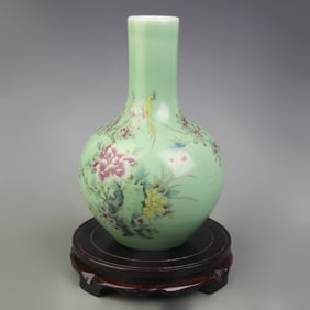 FAMILLE ROSE FLOWER AND BIRD PATTERN CELESTIAL GLOBE VASE