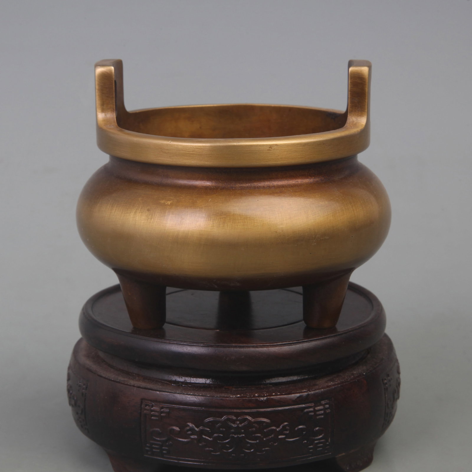 A FINE BRONZE VERTICAL EAR THREE-LEGGED CENSER: Qing Dynasty; Diameter: 3.7 inch; High: 1.5 inch;