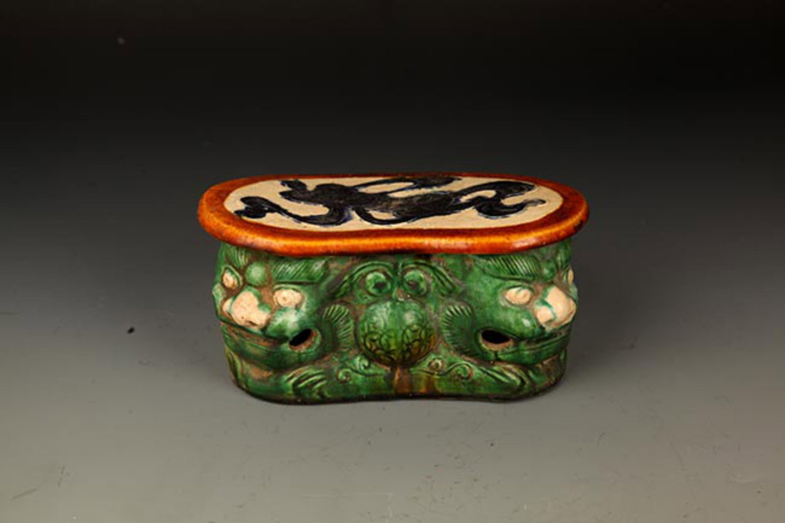 A FINE SAN CAI COLOR LION FIGURE PORCELAIN PILLOW: Song Dynasty Style, High: 3.25 inch; Width: 4.0 inch; Long: 6.75 inch;