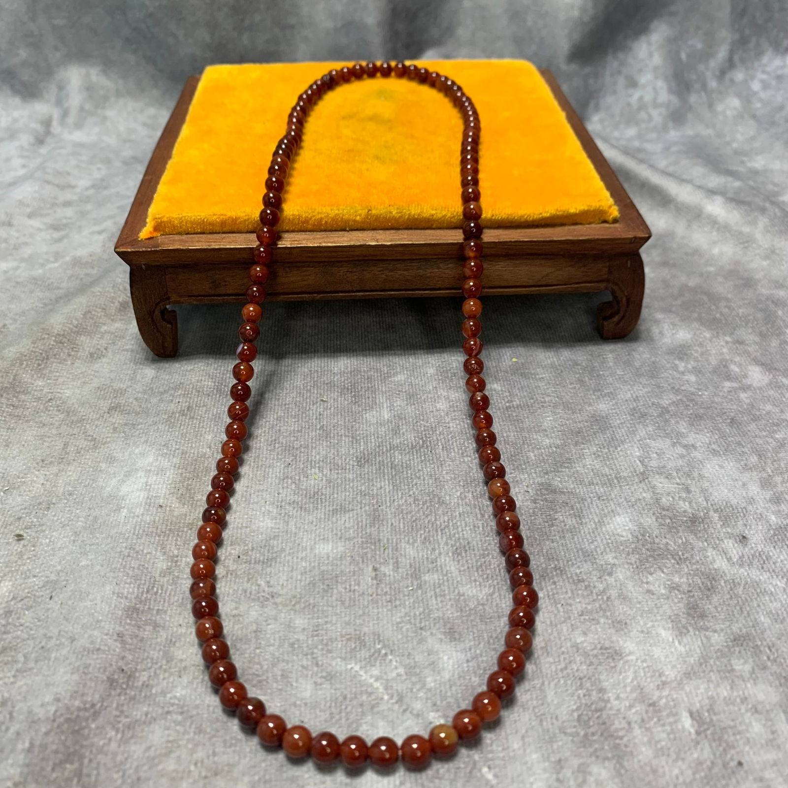 A FINE AGATE NECKLACE (SINGLE BEAD DIAMETER: 0.2 CM): Republic Period; Long: 25 inch D; 0.2 inch