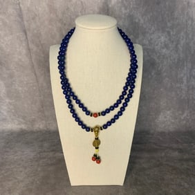 A FINE BLUE CRYSTAL MADE NECKLACE