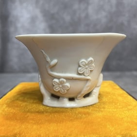 A FINE DEHUA PORCELAIN PLUM THREE CARVING CUP