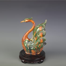 A FINE SAN CAI TRICOLOR CERAMIC CRANE FIGURINE