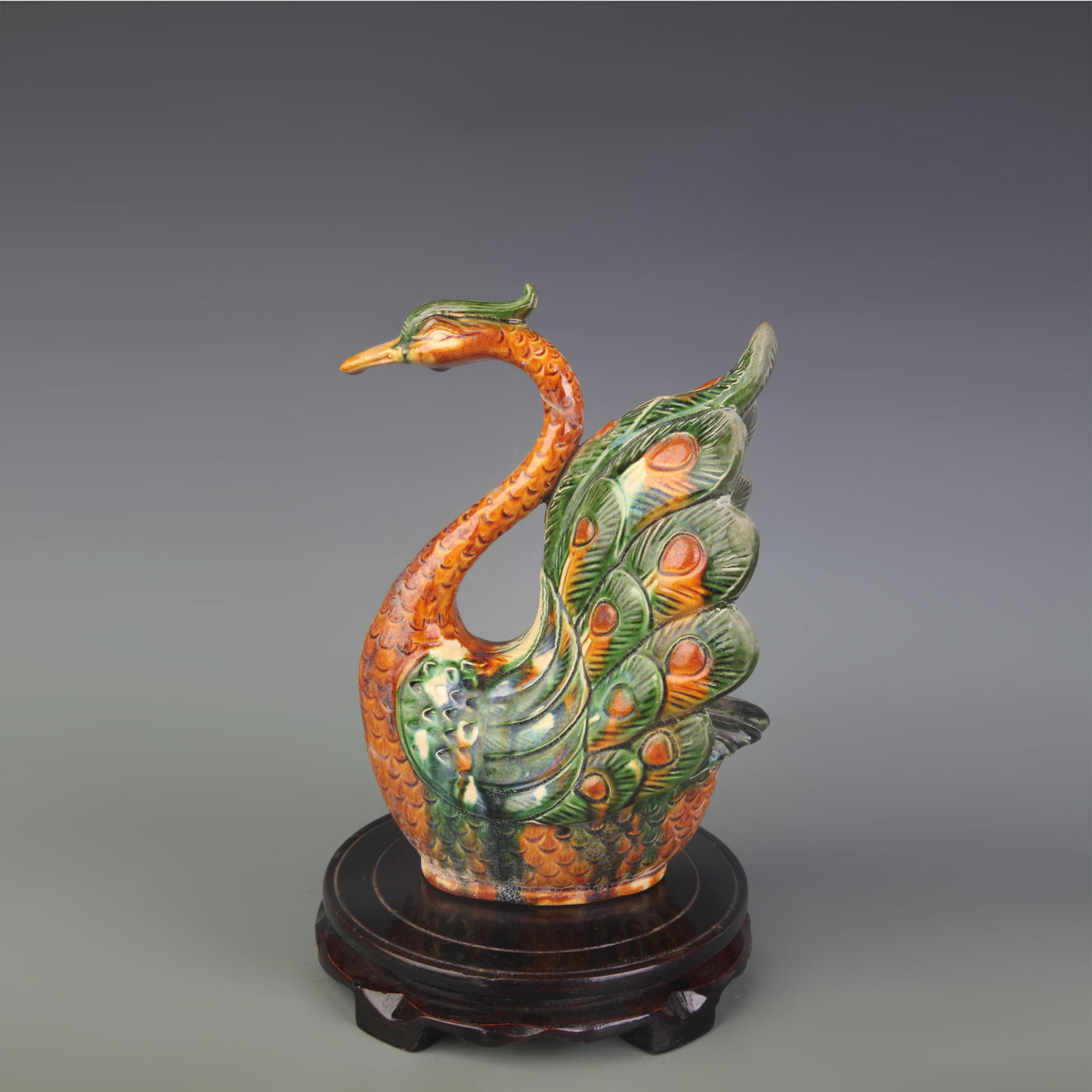 A FINE SAN CAI TRICOLOR CERAMIC CRANE FIGURINE (1 of 6)