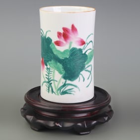 A FINE SMALL FAMILLE ROSE FLORAL BRUSH POT