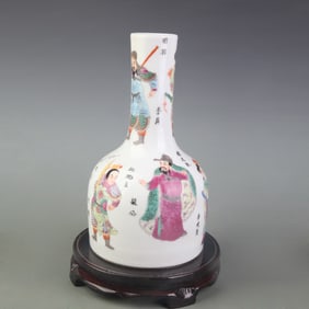 FAMILLE VERTE HUMAN FIGURE LONG NECK PORCELAIN VASE
