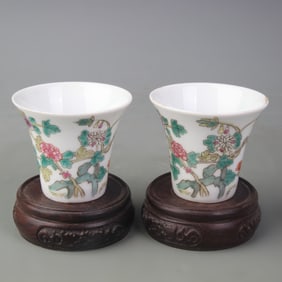 PAIR OF SMALL FAMILLE ROSE TEACUPS WITH FLORAL DESIGN