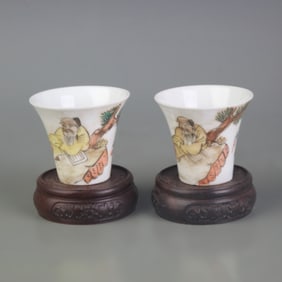 PAIR OF SMALL FAMILLE ROSE TEACUPS WITH FLORAL DESIGN
