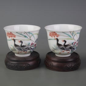 PAIR OF FAMILLE ROSE FLOWER AND BIRD PATTERN SMALL CUP