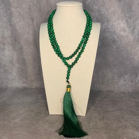 A FINE JADE MADE NECKLACE