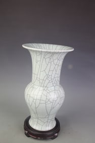 GE WARE PORCELAIN VASE IN THE SHAPE OF AN ANCIENT RITUAL VESSEL (GU)