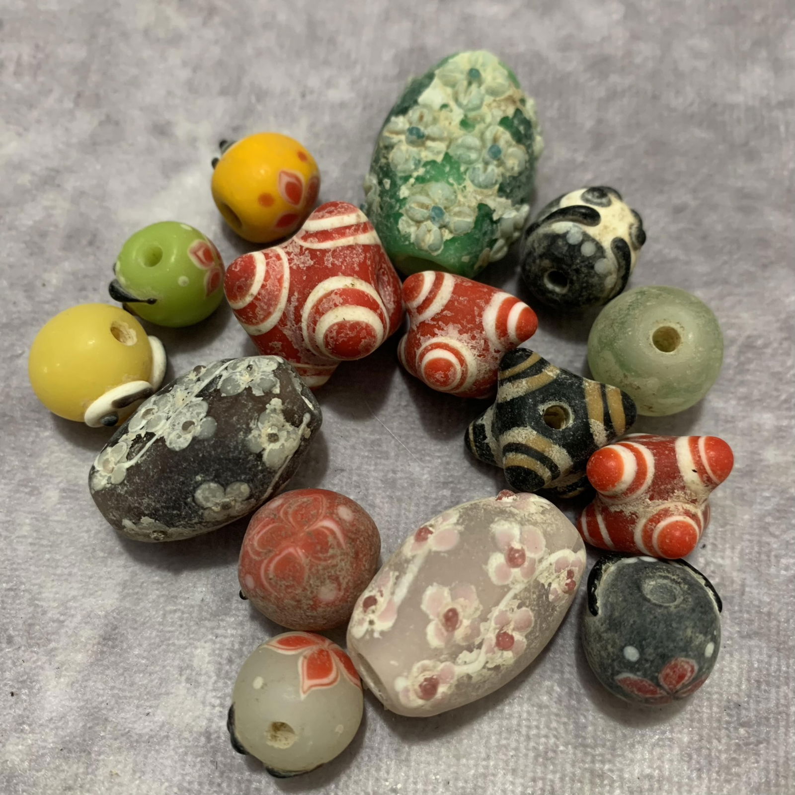 GROUP OF OLD GLASS BEADS: Long: 1.1 inch; to Long: 0.5 inch;