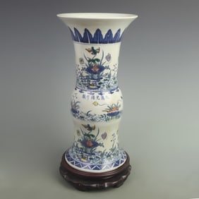 A FINE DOUCAI COLOR LOTUS PATTERN FLOWER VASE