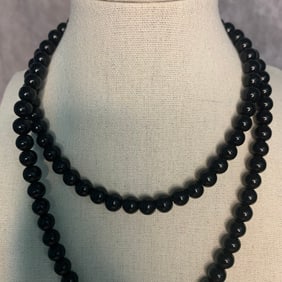 A FINE OBSIDIAN STONE MADE NECKLACE