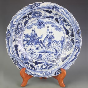A LARGE BLUE AND WHITE CHARACTER STORY PATTERN PLATE