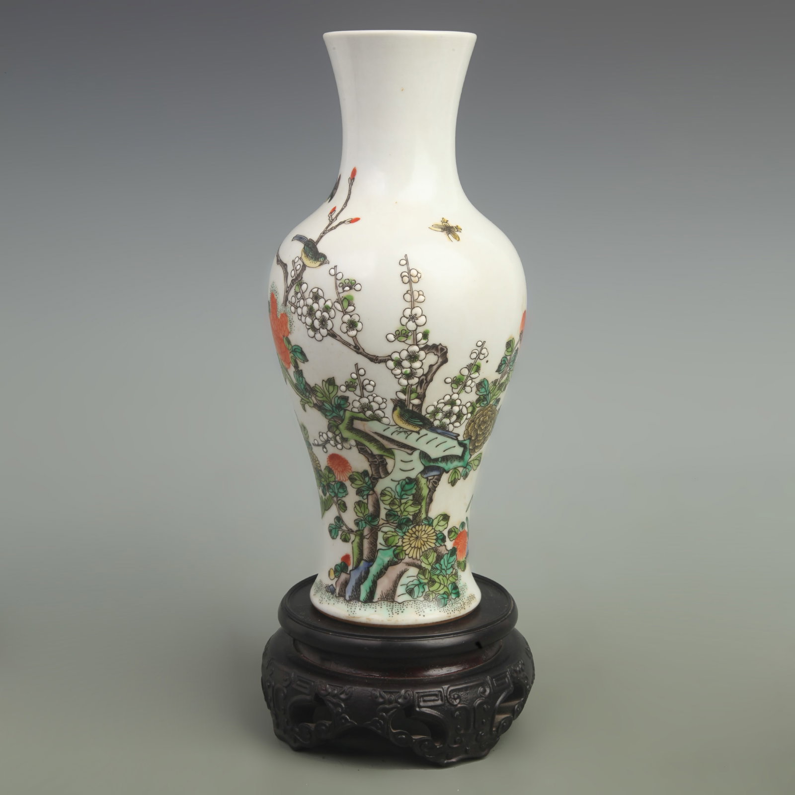 A FINE FAMILLE ROSE MAGPIE PATTERN GUANYIN STYEL PORCELAIN VASE: Qing Dynasty Kang Xi Period; High: 11.5 inch; Width: 5.5 inch;