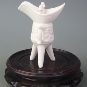 A FINE DE HUA WHITE PORCELAIN WINE CUP
