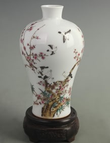 FAMILLE ROSE “MAGPIE ON PLUM?? PATTERN VASE