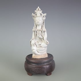 A SMALL DEHUA PORCELAIN GUANYIN PORCELAIN STATUE