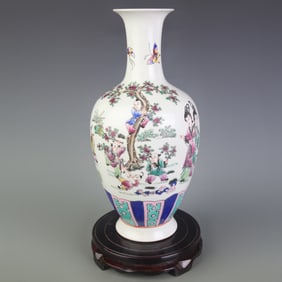 A FINE FAMILLE ROSE CHARACTER PATTERN PORCELAIN VASE