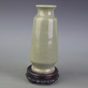 LONGQUAN KILN CARVED FLOWER PATTERN APPRECIATION PORCELAIN VASE