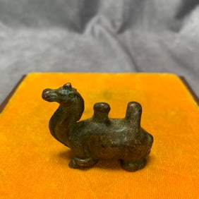 A FINE QING DYNASTY SMALL BRONZE CAMEL BRUSH REST