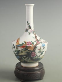 A FINE FAMILLE ROSE PORCELAIN LONG NECK VASE