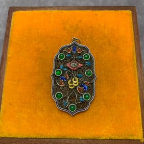 A FINE CLOISONNE ENAMEL NECKLACE PENDANT