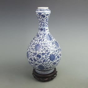 BLUE AND WHITE ENTWINED BRANCH GARLIC-HEAD VASE
