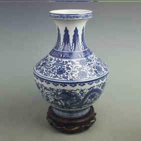 RARE BLUE AND WHITE FLOWER PATTERN PORCELAIN VASE