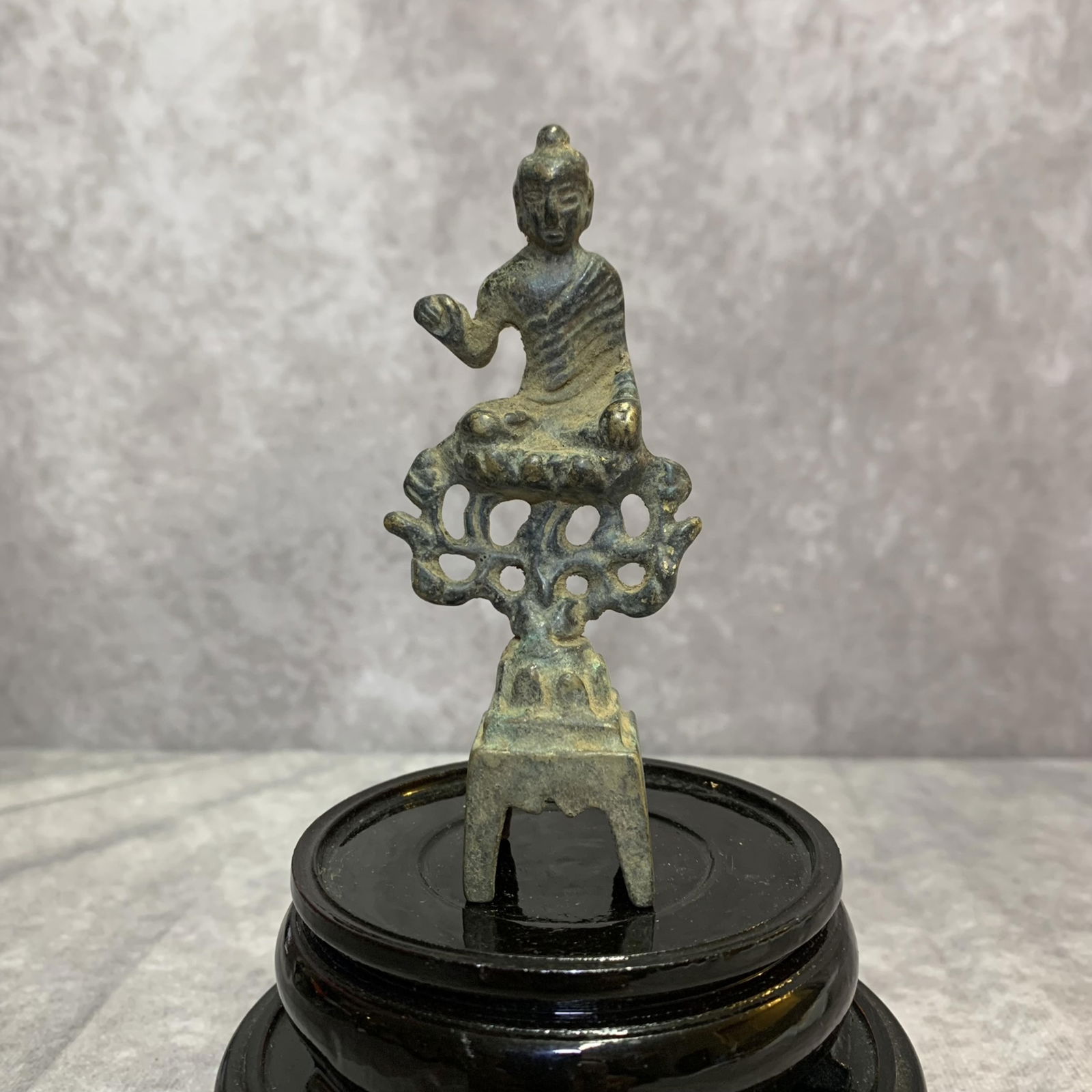 A SMALL FINE BRONZE TIBETAN BUDDHA STATUE (1 of 5)