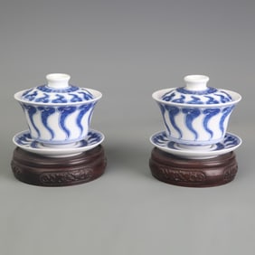 PAIR OF BLUE AND WHITE PORCELAIN BOWLS