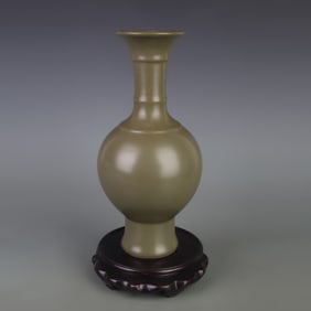 TEA-DUST GLAZE LONG NECK PORCELAIN APPRECIATION VASE