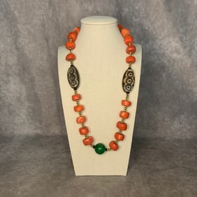 A FINE CORAL MADE NECKLACE WITH TIBETIAN TIAN ZHU