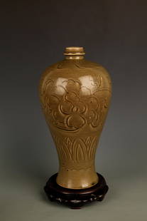 PAIR OF LARGE FAMILLE ROSE FLOWER PATTERN PORCELAIN VASE: Song Dynasty Style, High: 11.75 inch; Diameter:1.25 inch;
